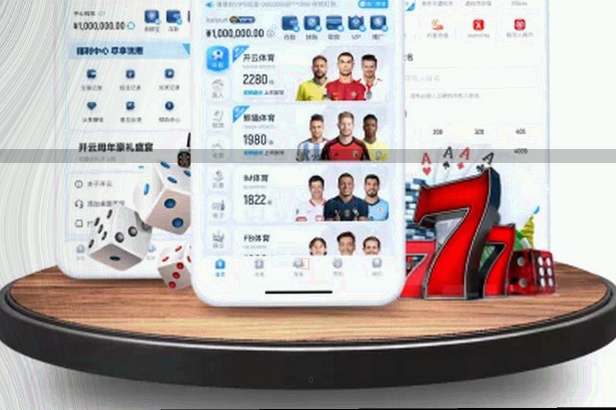 夜间看台上手持设备的剪影，屏幕光在深色中形成暖橙光斑